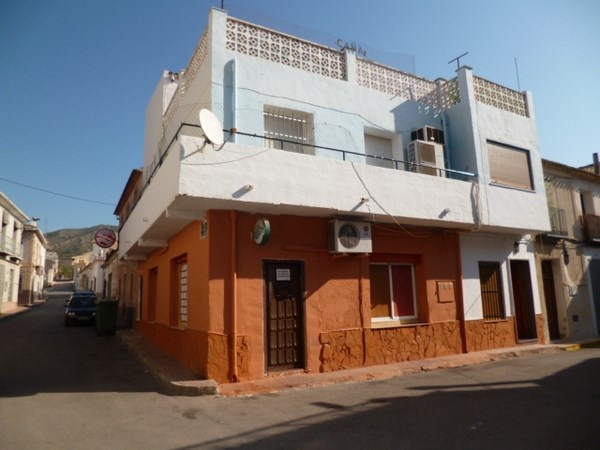 se alquila bar de alterne con habitaciones