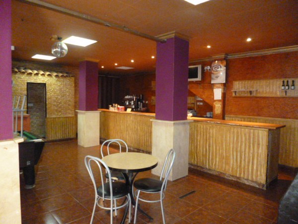 se alquila bar de alterne con habitaciones