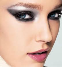 CURSO DE ESTÉTICA Y MAQUILLAJE con prácticas, matrícula GRATIS. 