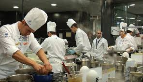 Actualmente buscamos camareros, cocineros, ayudantes y pinches
