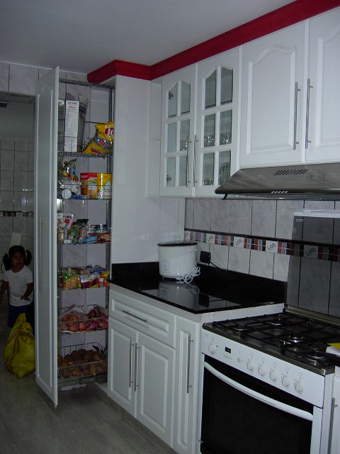 empresa de la zona industrial de villa el salvador especialista fabricante de muebles en melamine melamina, diseña closet, reposteros, roperos, módulos altos y bajos, alacenas, zapateras, escritorios. muebles para dormitorio de niños, muebles para baño, h